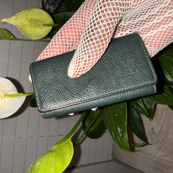LV key holder in hunter green… - Picture 4 of 8